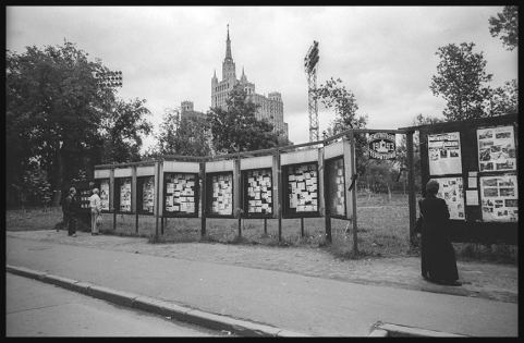  Moscow September 1997, near the Hotel Ukraine .
Display in memory of the events of 1993 around the White House (seat of government). Photographs of the victims are exposed there.
franck brisset 2021