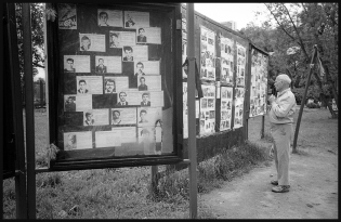  Moscou Septembre 1997, près de l'hôtel Ukraine .
Affichage en mémoire  des évènements de 1993  autour de la Maison Blanche (Siège du gouvernement ). Y sont exposées des photographies des victimes .
© franck brisset 2021