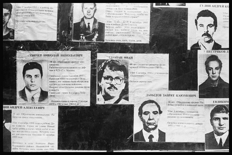  Moscow September 1997.
In the center the photograph of Ivan Skopan. "48 years old,
  journalist reporter image to TF1, killed on October 3 in Ostankino "
 I had known Ivan at TF1. With Marcel Trillat, then director of the Antenne 2 office, we had exchanged a few jokes with him in an elevator of the Ukraine hotel, which was then full of soldiers, the day before his death.
© franck brisset 2021